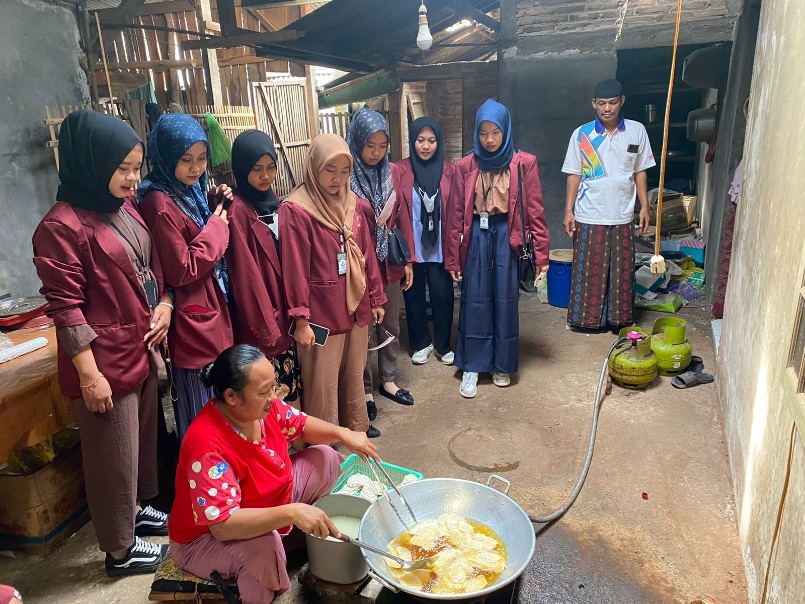 Realisasi Program Kerja, Mahasiswa KKN-IK IAIN Kudus Lakukan Kunjungan ke Tempat Produksi Kripik Tem