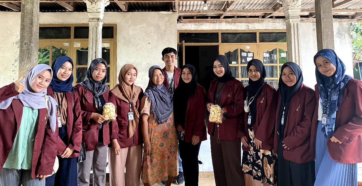 Membangun Eksistensi Produk, Mahasiswa Membantu Menciptakan Branding Pada Usaha Kripik