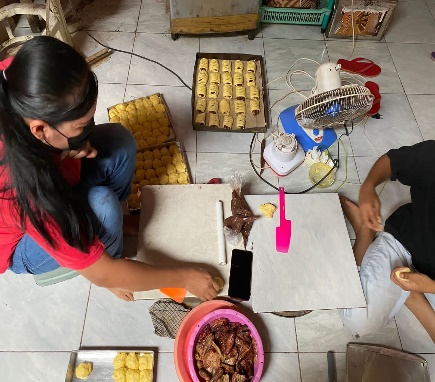 Potret Mahasiswa KKN-IK IAIN Kudus Melakukan Kunjungan UMKM Catering Makanan dan Snack “Bu Yoga”