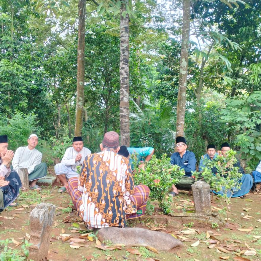 ZIARAH KUBUR DALAM RANGKA SEDEKAH BUMI DESA SUWAWAL